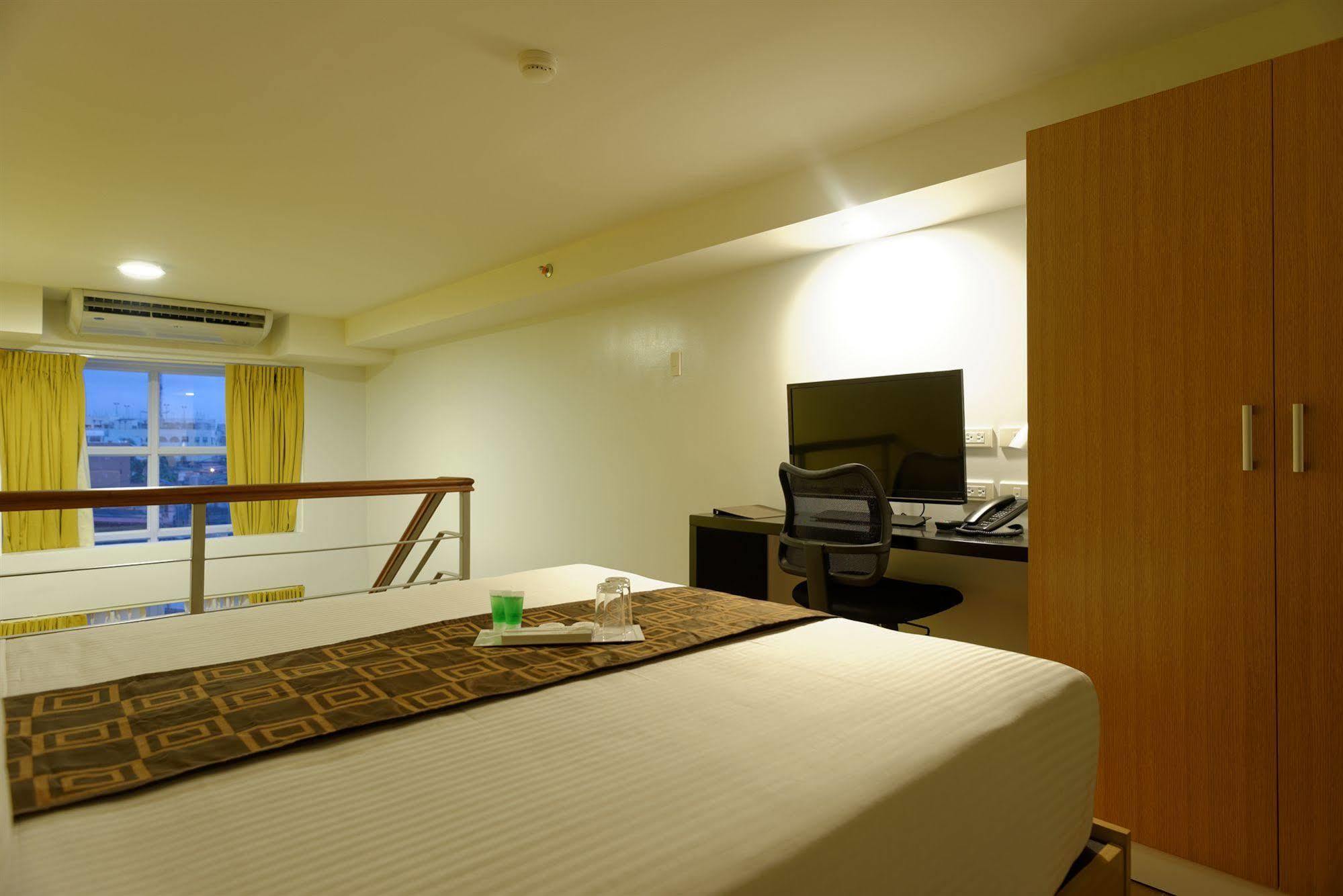 Aurumone Makati Suites Makati City Екстер'єр фото